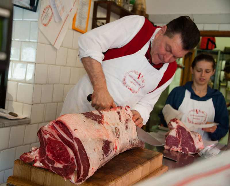 La macelleria di Dario Cecchini, e i suoi 4 ristoranti, sono uno fulcri pulsanti della vita di Panzano Chianti, paese nel cuore della Toscana