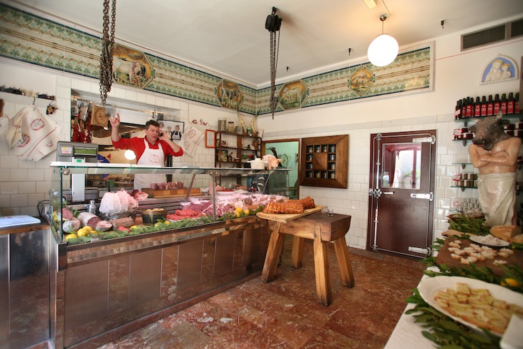 La macelleria di Dario Cecchini, e i suoi 4 ristoranti, sono uno fulcri pulsanti della vita di Panzano Chianti, paese nel cuore della Toscana