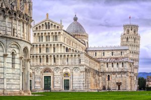 Piazza dei Miracoli a Pisa è uno dei capolavori architettonici della Toscana. Conosciuta per la Torre, rappresenta un'allegoria della vita