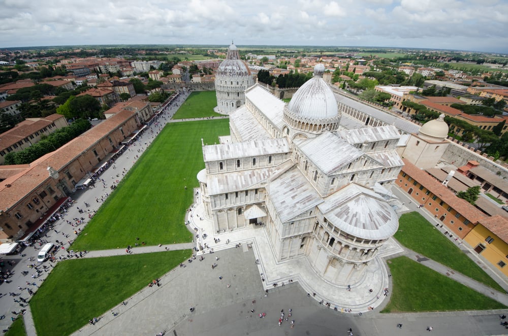 Piazza dei Miracoli a Pisa è uno dei capolavori architettonici della Toscana. Conosciuta per la Torre, rappresenta un'allegoria della vita