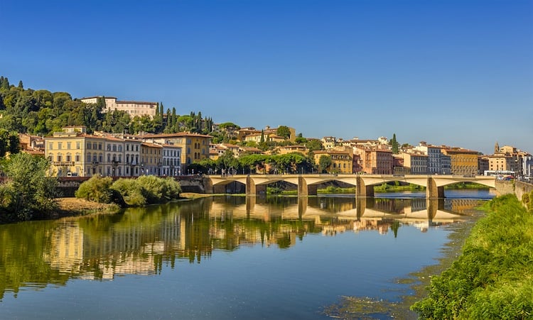 I ponti di Firenze sono uno dei simboli della città e il più vecchio risale alla sua fondazione. Li percorriamo dal porto fluviale di Signa