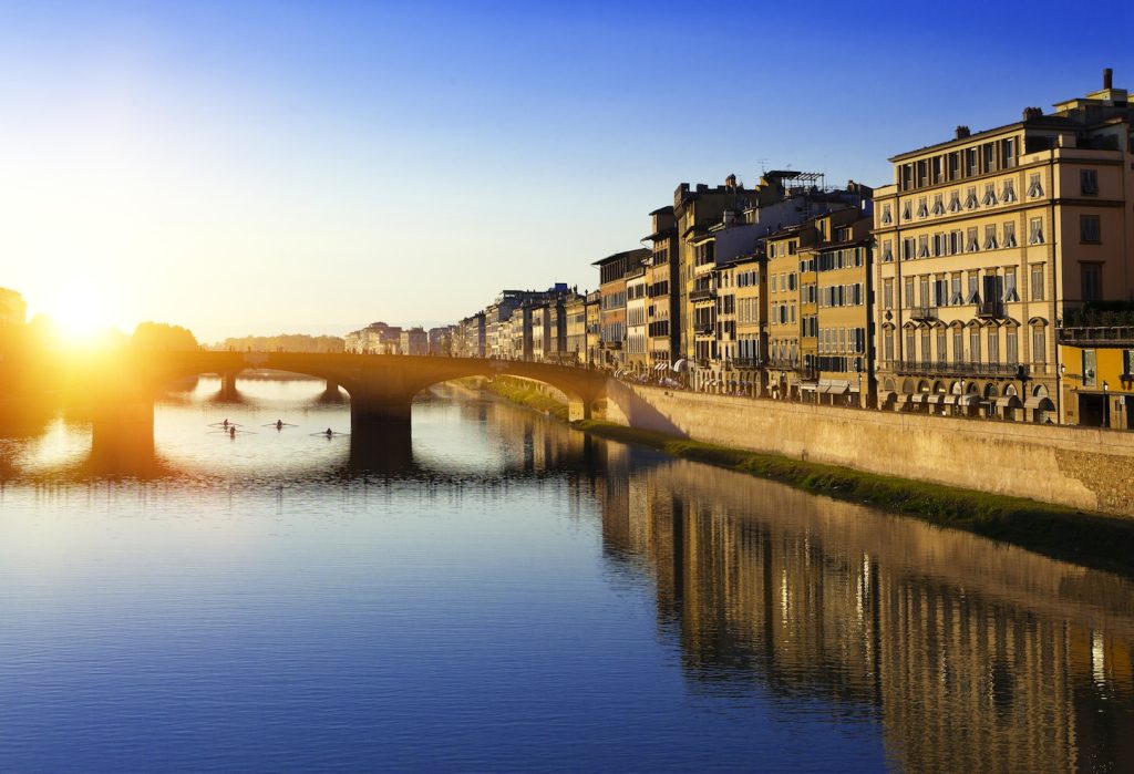 I ponti di Firenze sono uno dei simboli della città e il più vecchio risale alla sua fondazione. Li percorriamo dal porto fluviale di Signa