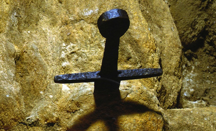 Nell'Abbazia di San Galgano e nell'Eremo di Montesiepi, Siena, si può vedere l'autentica spada della roccia e magari trovare il Santo Graal.