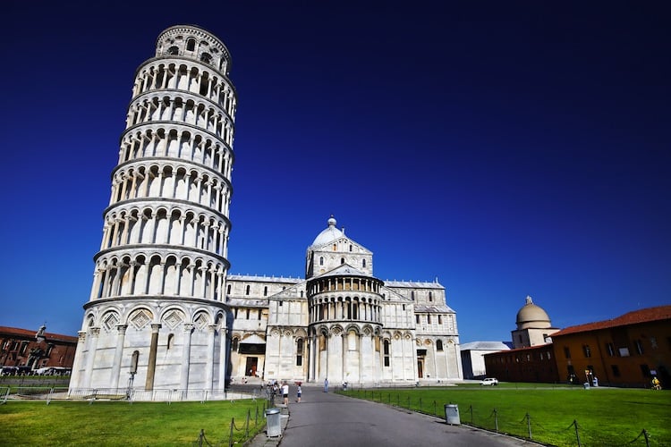 La Torre Pendente o Torre di Pisa è uno dei simboli più famosi della Toscana. Storia, numeri e curiosità di questo emblema del made in Tuscany