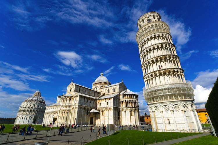 Una volta aspirata, però, la pendenza continuò ad aumentare in maniera lenta e costante, tanto da farne temere il collasso. Ma verrà giù questa Torre Pendente?