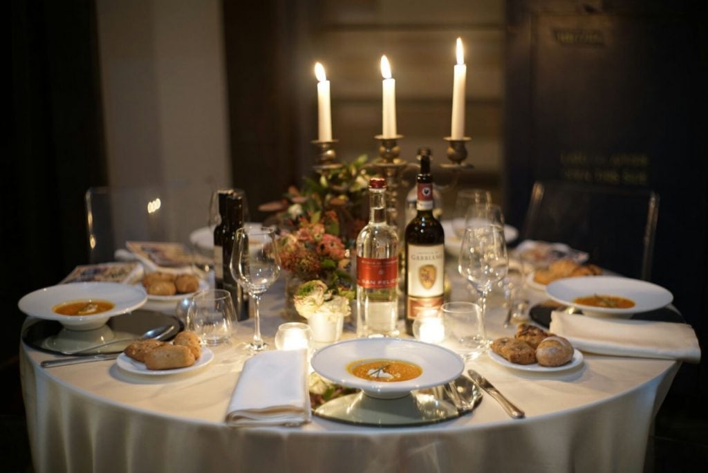 Cene segrete, social dinner, supper club: tanti sono i nomi della nuova moda Food-design&Wine che da New York sta imperversando in Toscana