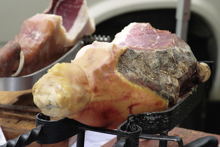I suini toscani sono apprezzati per la qualità della loro carne. Le razze di maiali toscani più note sono: la Macchialola e la Cinta Senese