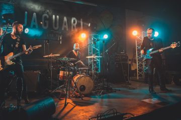 I Jaguari sono una cover band del Chianti con all'attivo 3 album e una chiave di interpretazione musicale inconfondibile