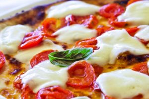 In via del Fosso Macinante a Firenze, al Fosso Bandito ha aperto La buoneria, la pizzeria napoletana family friendly nel parco delle Cascine.