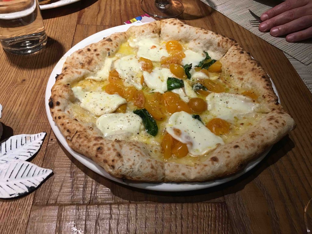In via del Fosso Macinante a Firenze, al Fosso Bandito ha aperto La buoneria, la pizzeria napoletana family friendly nel parco delle Cascine.