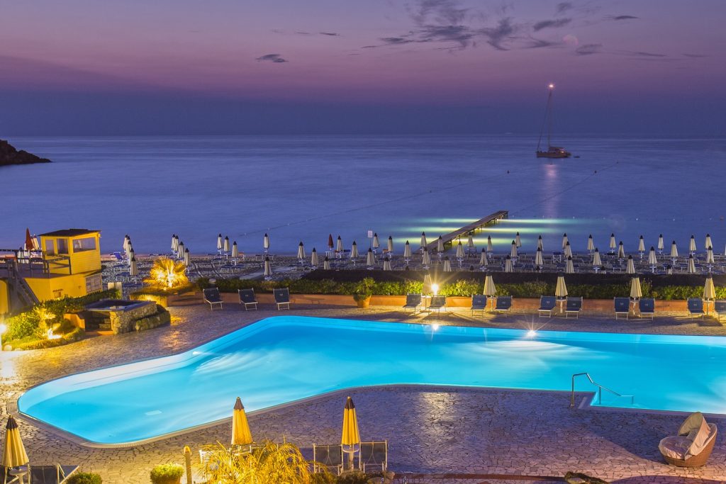 Hotel del Golfo, hotel di lusso all'Isola d'Elba,si affaccia sulla Spiaggia di Procchio, è fornito di tutti i comfort e di due ristoranti