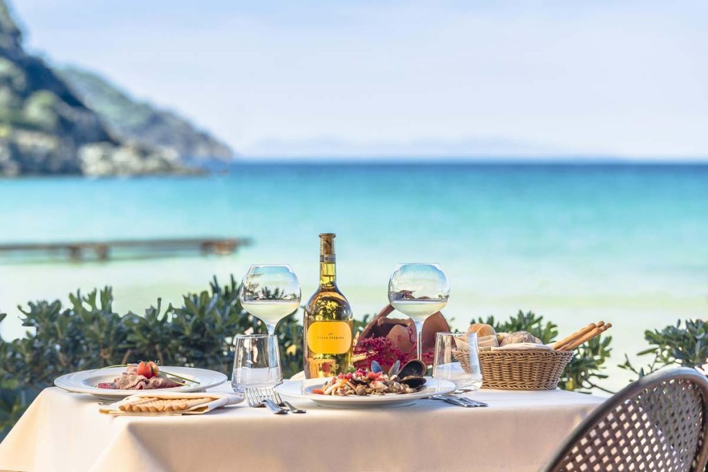 Hotel del Golfo, hotel di lusso all'Isola d'Elba,si affaccia sulla Spiaggia di Procchio, è fornito di tutti i comfort e di due ristoranti