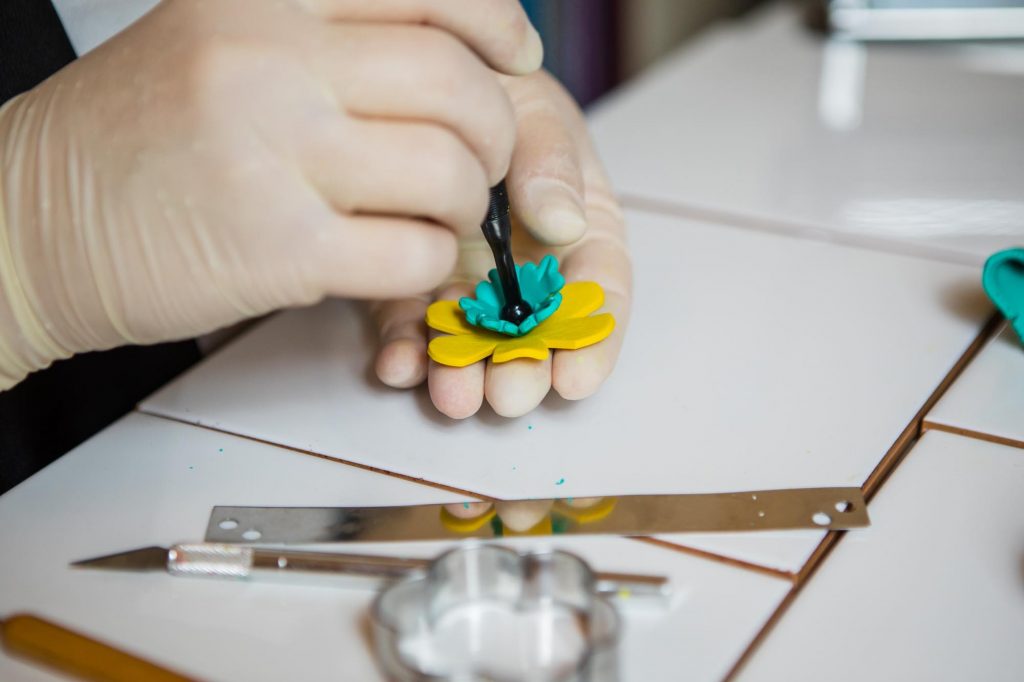 Il 17/05/2017 a Firenze si terrà OMGDeepDive, laboratorio creativo di gioielli in argilla polimerica tenuto dall'artista Sara Amrhein.