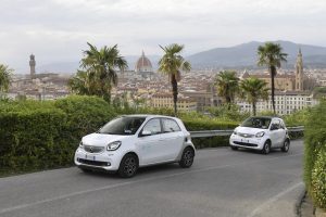 Car2Go, servizio di sharing car che permette di affittare un'auto solo per i minuti desiderati con una semplice app, festeggia 3 anni a Firenze.