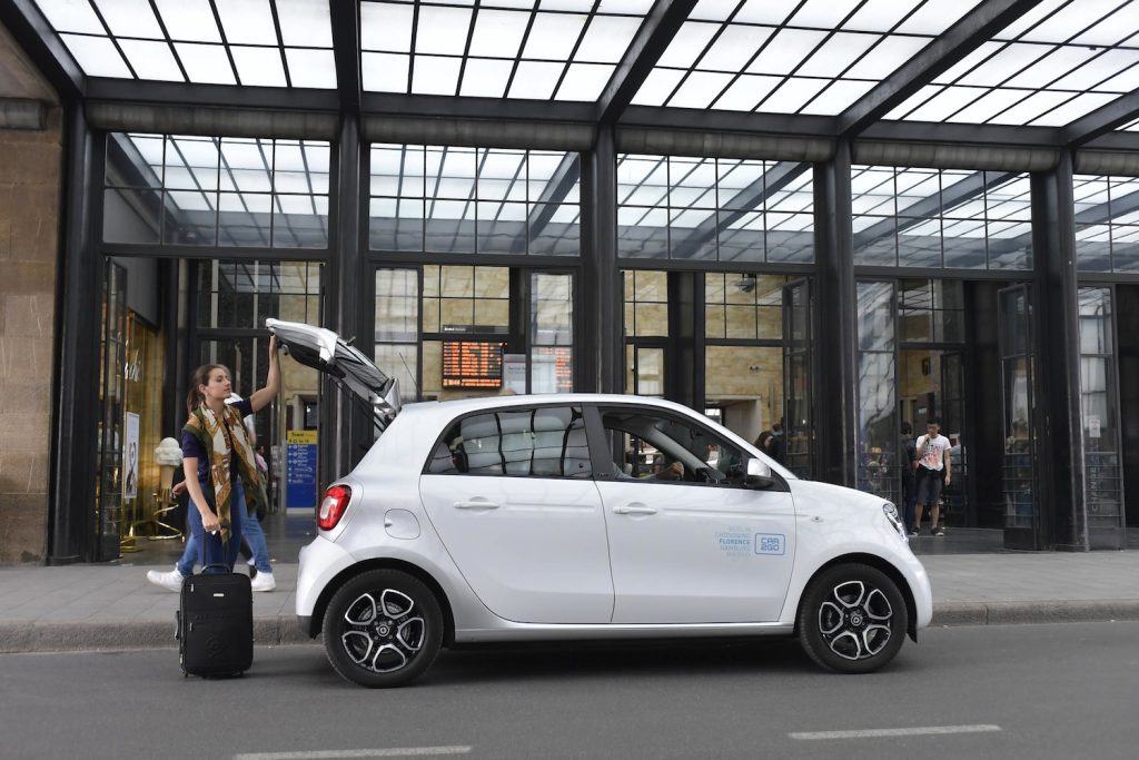 Car2Go, servizio di sharing car che permette di affittare un'auto solo per i minuti desiderati con una semplice app, festeggia 3 anni a Firenze.