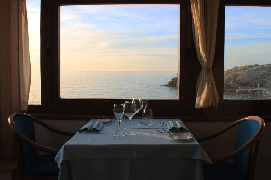 Il ristorante Capo Nord all'Isola d'Elba si trova nel punto più a Nord dell'isola, al porto di Marciana Marina, sulla bellissima spiaggia della Fenicia.