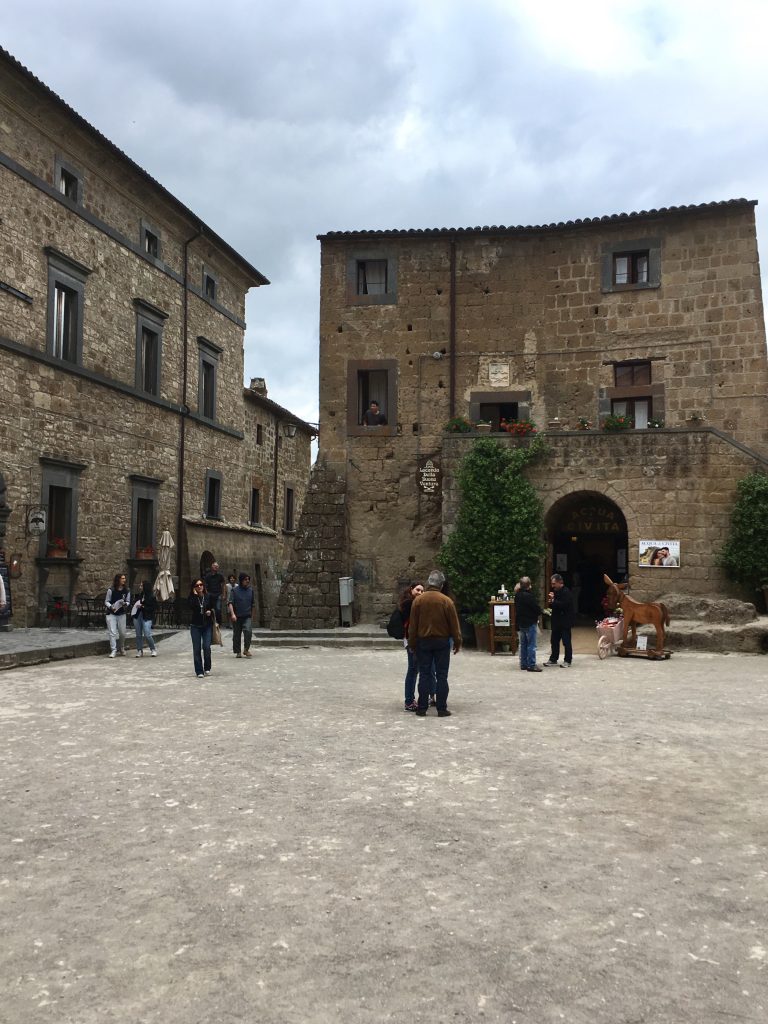 Civita di Bagnoregio è un affascinante e scenografico antico borgo nella Regione Lazio, vicino al confine con la Toscana, chiamato anche la città che muore.