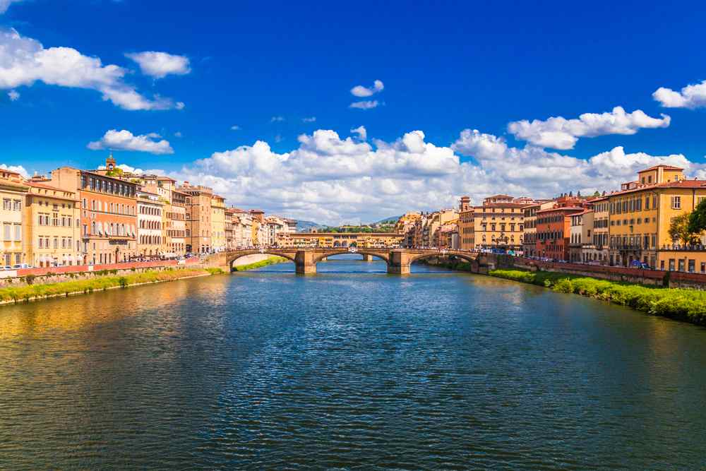 Prospettiva del Ponte a Santa Trinita e del Ponte Vecchio (sullo sfondo) sopra il fiume Arno a Firenze