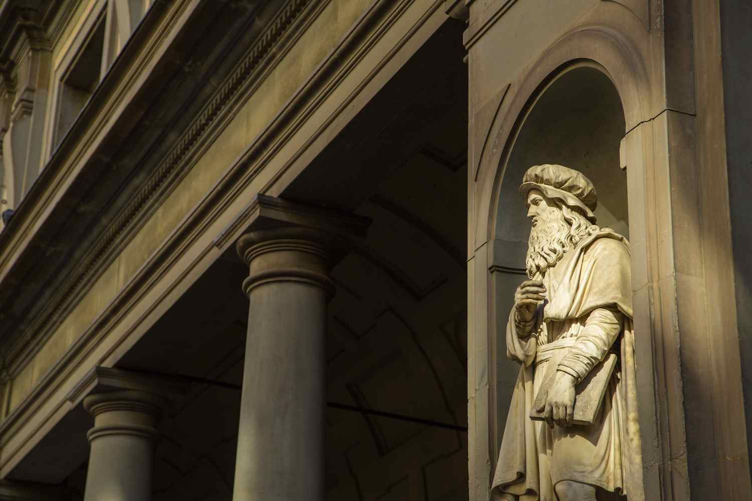 La statua di Leonardo da Vinci fuori della Galleria degli Uffizi a Firenze