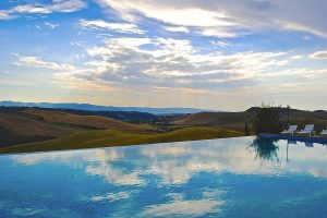 Sognate vacanze estive fatte di bellezza, relax e dolci colline? 5 piscine panoramiche in Toscana dove ritrovare benessere per mente e corpo