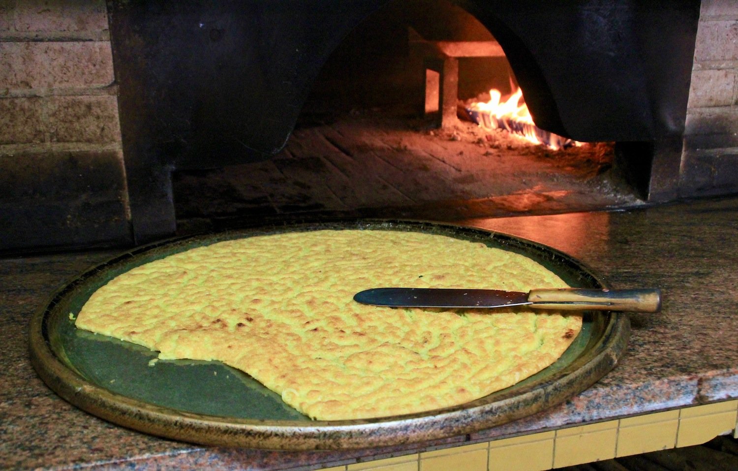 A Livorno l'Antica Torteria Gagarin produce il miglior 5 e 5 della città, street food toscano d'eccellenza, fatto con pane e torta di ceci