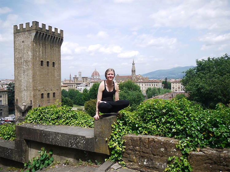 Yoga Garage è la scuola di yoga a Firenze dove la scelta delle location delle lezioni è centrale: dalle cappelle ai tetti di antichi palazzi fiorentini.