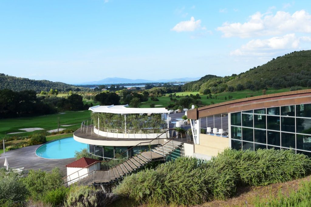 Argentario Golf Resort & SPA è un sogno made in Tuscany ad occhi aperti: 2700 mq di zona wellness, 18 buche di campi da golf, suite nel cuore della Maremma Toscana.