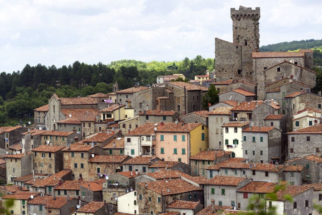 Arcidosso è un borgo toscano medievale, in provincia di Grosseto, ideale per un weekend in Toscana. Si trova sul Monte Labbro, nel cuore della Maremma, vicino alla Torre Giurisdavidica.