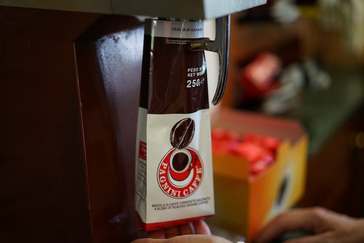 La Torrefazione Pagnini produce in Toscana da 3 generazioni caffè di primissima qualità: miscela Eccellenza, decaffeinato e caffè d'orzo