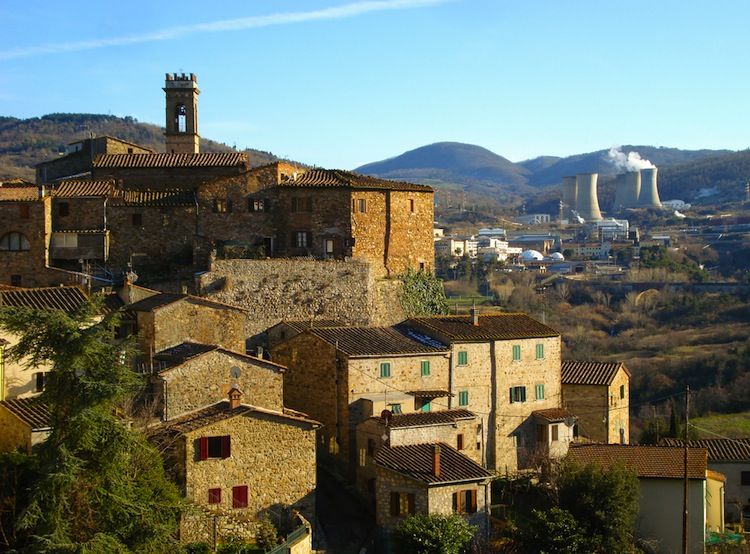 Pomarance è un antico borgo toscano nella Val di Cecina, vicino a Larderello nella Valle del Diavolo dove ammirare i soffioni boraciferi