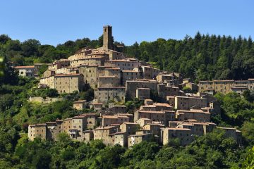 Castelnuovo Val di Cecina è un borgo toscano tra mare e montagna. Con Sasso Pisano e Montecastelli è una tappa ideale di una vacanza in Toscana.