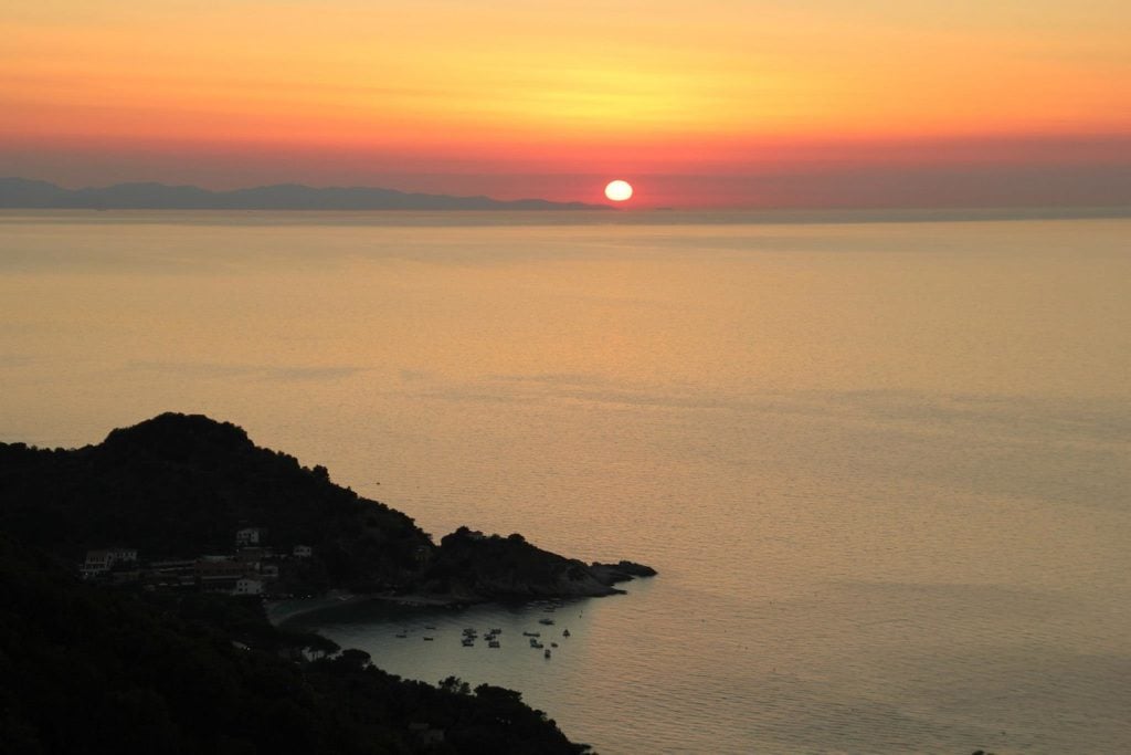 State cercando un luogo da cui godere di uno dei più bei tramonti all'Isola d'Elba? Ecco 7 location da cui ammirare 7 perfetti tuscan sunset