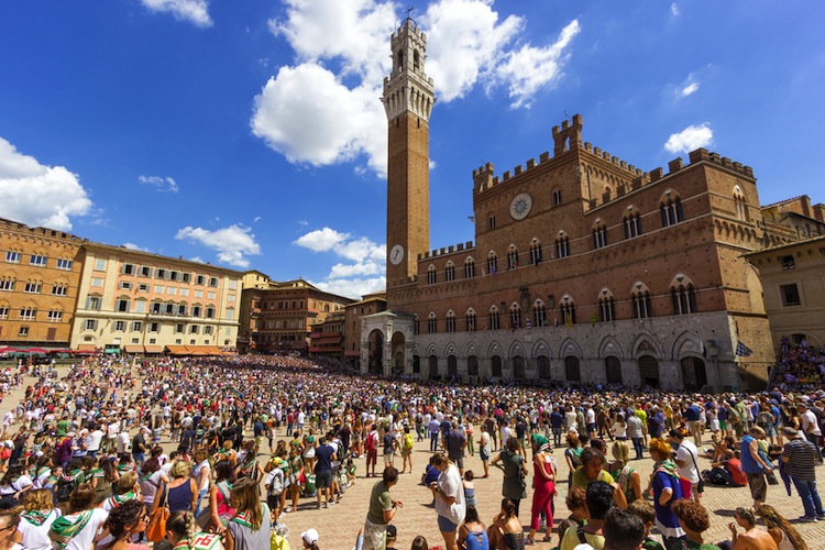 Piazza del Campo a Siena è uno dei luoghi più famosi della Toscana, sede della corsa di cavalli più conosciuta al mondo: il Palio di Siena