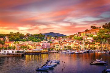 I comuni dell'Isola d'Elba sono 8, tutti diversi l'uno dall'altro, ognuno con le sue tradizioni, il suo dialetto e luoghi magici da scoprire
