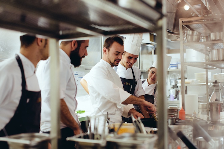 Matteo Lorenzini è il giovane chef del SE. STO On Arno, il ristorante rooftop del Westin Excelsior di Firenze.