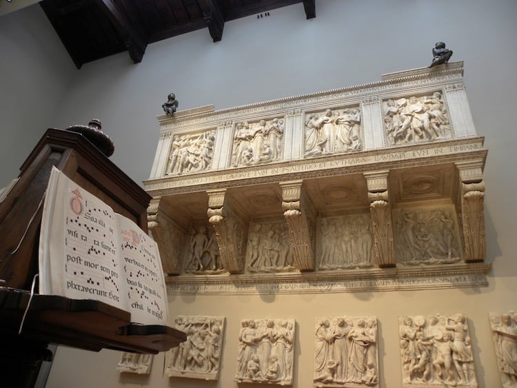 La cantoria del Duomo di Firenze realizzata da Luca della Robbia