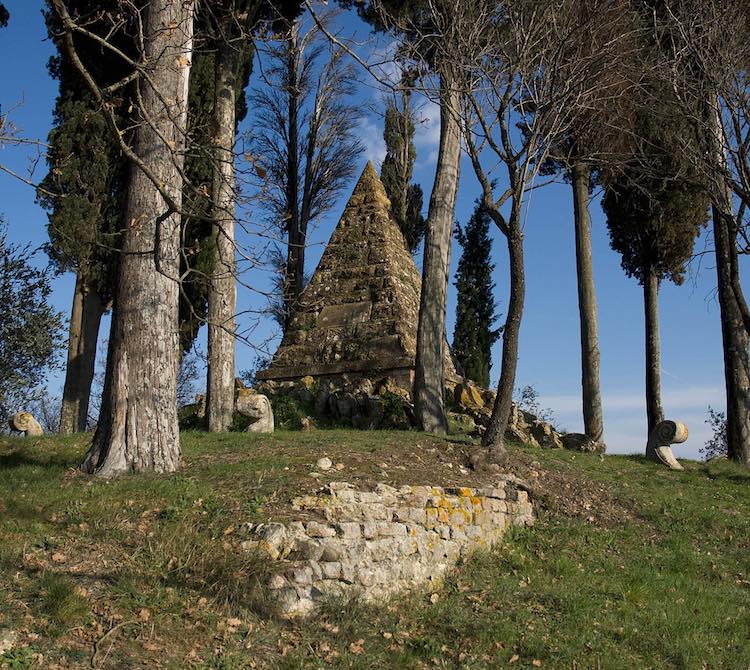Castelnuovo Berardenga: borgo toscano al confine tra Chianti Classico e Crete Senesi vicino a Montaperti, dove si combattè la famosa omonima battaglia.