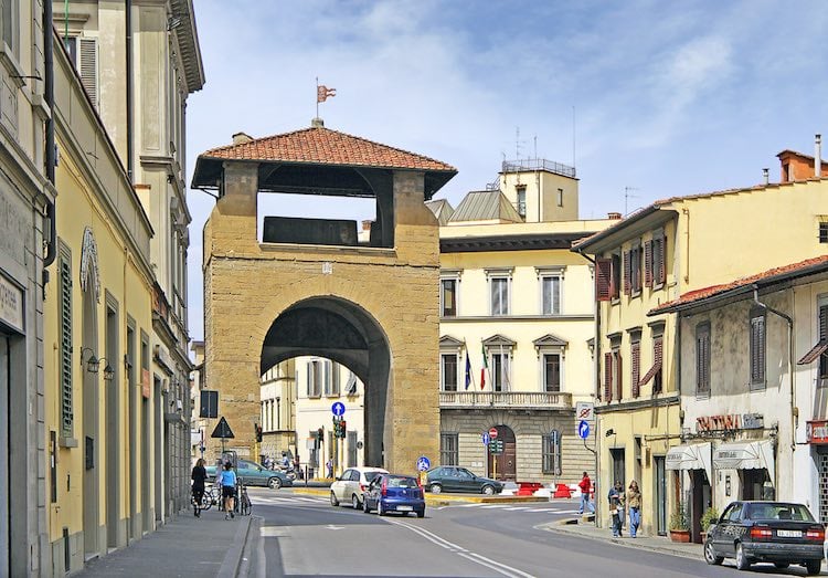 Le porte di Firenze, un immaginario walking tour seguendo il perimetro delle mura fiorentine del '500, tra storia della città, aneddoti e curiosità.