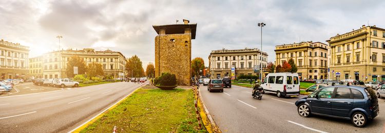 Le porte di Firenze, un immaginario walking tour seguendo il perimetro delle mura fiorentine del '500, tra storia della città, aneddoti e curiosità.