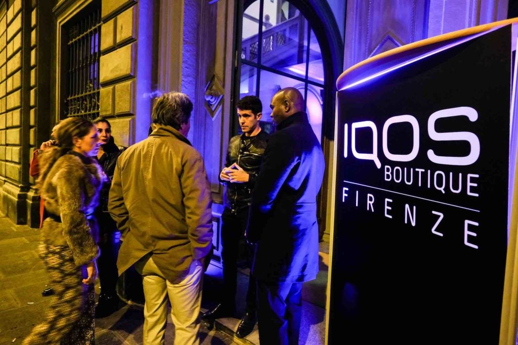 Iqos Boutique concept store dedicato all'innovativo apparato tecnologico smoke free, inaugura con un grande party: special guest Mario Bondi