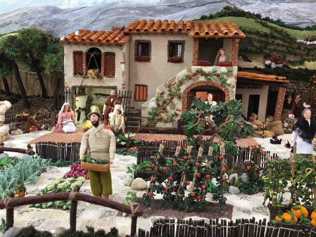 La Via dei Presepi di Cerreto Guidi è una mostra-concorso che vede protagonista un intero borgo toscano nella realizzazione di presepi artigianali.