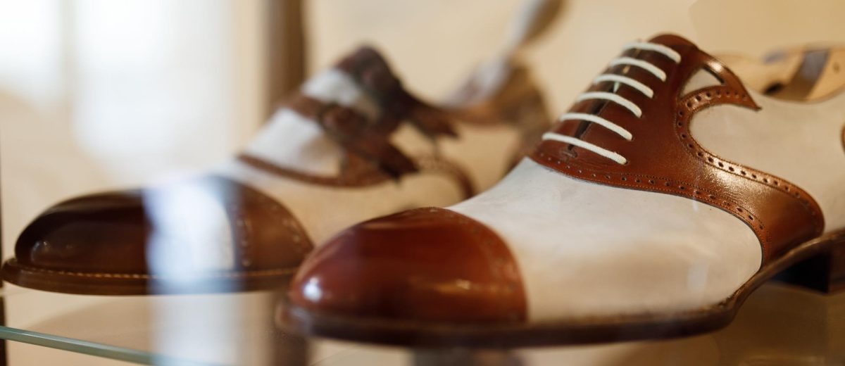 Roberto Ugolini è un vero artigiano fiorentino delle scarpe su misura. Cresciuto tra le botteghe del centro è oggi un vero genio calzolaio