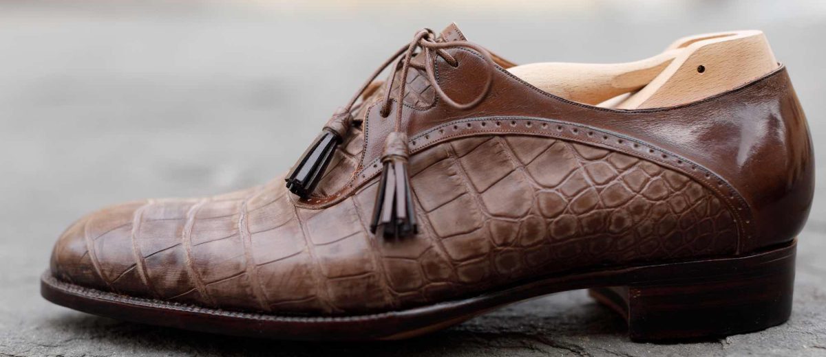 Roberto Ugolini è un vero artigiano fiorentino delle scarpe su misura. Cresciuto tra le botteghe del centro è oggi un vero genio calzolaio