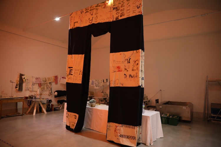 Lottozero Prato è uno spazio creativo polifunzionale che coniuga arte, coworking, ricerca su tessile e design, sede della VII^ TuscanyPeople Supper Club.