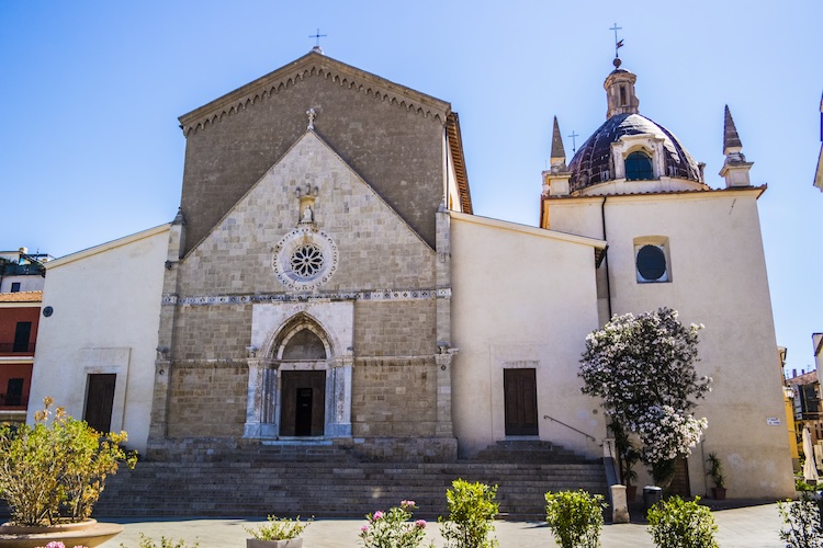 Orbetello, borgo toscano che sorge di fronte al Monte Argentario, nasce in epoca etrusca è oggi uno dei centri del turismo made in Tuscany