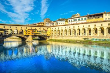 Ponte Vecchio è uno dei simboli di Firenze, oltre ad essere uno dei monumenti più famosi del mondo. Storia e curiosità del ponte fiorentino