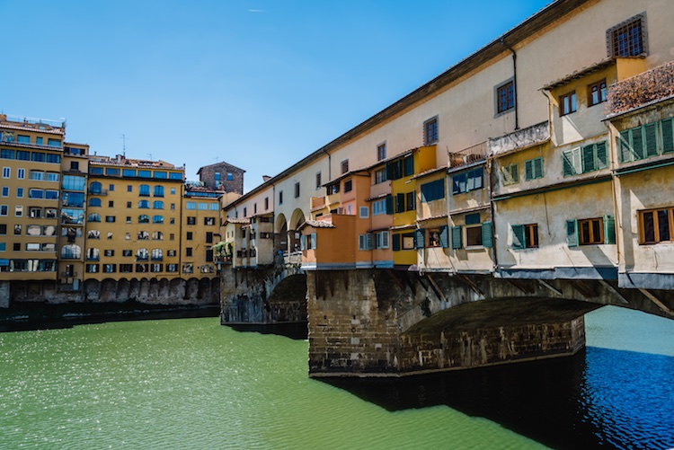 Ponte Vecchio è uno dei simboli di Firenze, oltre ad essere uno dei monumenti più famosi del mondo. Storia e curiosità del ponte fiorentino