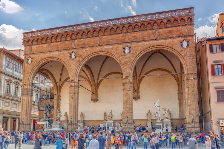 Piazza della Signoria è uno dei luoghi simbolo di Firenze. In assoluto una delle piazze più conosciute al mondo che racchiude tesori inestimabili.