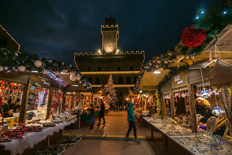 Tour nei mercati di Natale in Toscana, dove il fascino dei borghi toscani incontra la magia luminosa del Natale