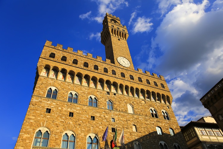 Piazza della Signoria è uno dei luoghi simbolo di Firenze. In assoluto una delle piazze più conosciute al mondo che racchiude tesori inestimabili.